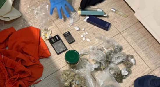 Bastisje në një banesë në Shkup, policia sekuestroi disa lloje të substancave narkotike