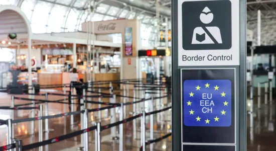 Brukseli pranon dështimet e sistemit të ri të hyrjes në BE që shkaktoi pritje të gjata në kufij