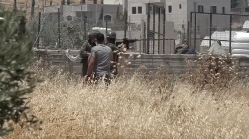 Ushtria izraelite hap zjarr ndaj palestinezëve që protestonin kundër një postblloku kolonësh në Bregun Perëndimor