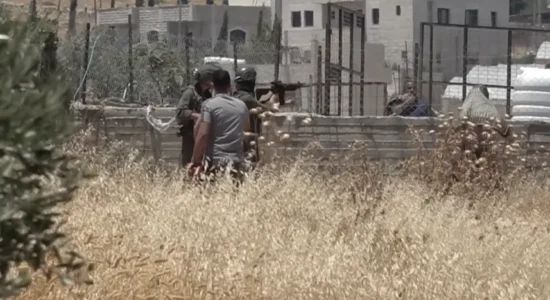 Ushtria izraelite hap zjarr ndaj palestinezëve që protestonin kundër një postblloku kolonësh në Bregun Perëndimor