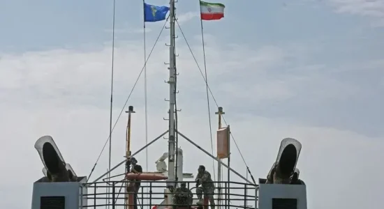 Irani tha sot se Ngushtica e Hormuzit do të mbetet e mbyllur derisa SHBA-ja të pranojë kushtet e Teheranit për rihapjen e rrugës ujore strategjike, transmeton Anadolu.  Sipas agjencisë gjysmë-zyrtare të lajmeve Mehr, zëdhënësi i ushtrisë iraniane, Mohammad Akrami-Nia tha se kontrolli i ngushticës duhet të vihet nën autoritetin e Iranit përpara se të rihapet.  Ai tha se Washingtoni duhet të respektojë kushtet e marrëveshjes kornizë të paqes të muajit të kaluar, të ndalojë ato që ai i quajti veprime armiqësore dhe të pranojë rregullat iraniane që rregullojnë ngushticën.  Akrami-Nia shtoi se veprimet e vazhdueshme ushtarake të SHBA-së nuk do ta detyrojnë Iranin të rihapë rrugën ujore. Deklarata e tij erdh pasi një valë e re shpërthimesh u raportuan në disa qytete iraniane pasi Komanda Qendrore e Ushtrisë Amerikane (CENTCOM) njoftoi sulme shtesë në vend.  CENTCOM-i tha se sulmet kishin në shënjestër aftësitë ushtarake iraniane të lidhura me kërcënimet ndaj anijeve që kalojnë tranzit në Ngushticën e Hormuzit, një arterie kyçe për tregtinë globale.  Sulmet erdhën në mes të tensioneve të përshkallëzuara midis SHBA-së dhe Iranit mbi Ngushticën e Hormuzit, me forcat amerikane që godasin Iranin dhe Teherani që përgjigjet me sulme ndaj bazave ushtarake amerikane në të gjithë rajonin, pavarësisht një marrëveshjeje kuadër të ndërmjetësuar nga Pakistani drejt arritjes së një zgjidhjeje të qëndrueshme.