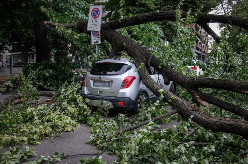 Moti i keq godet Italinë, stuhi e breshër në veri, përmbytje, pemë të rrëzuara dhe pezullim fluturimesh