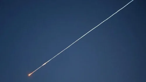 Mbrojtja ajrore saudite intercepton raketa balistike të Huthive mes tensioneve me Jemenin