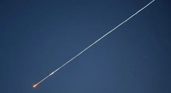 Mbrojtja ajrore saudite intercepton raketa balistike të Huthive mes tensioneve me Jemenin