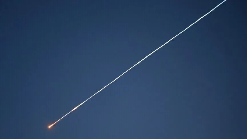 Mbrojtja ajrore saudite intercepton raketa balistike të Huthive mes tensioneve me Jemenin
