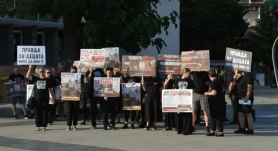 Sërish u protestua për viktimat e Koçanit, prindërit kërkuan përgjegjësi për lëshimet që çuan në tragjedi