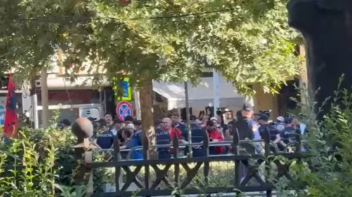 Deputetët në seancë plenare, përshkallëzohet tubimi para Kuvendit