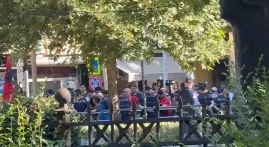 Deputetët në seancë plenare, përshkallëzohet tubimi para Kuvendit