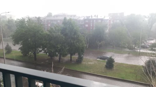 Mot me vranësira me periudha me diell, kushte për shi të rrëmbyeshëm, breshër, bubullima dhe erë të përforcuar