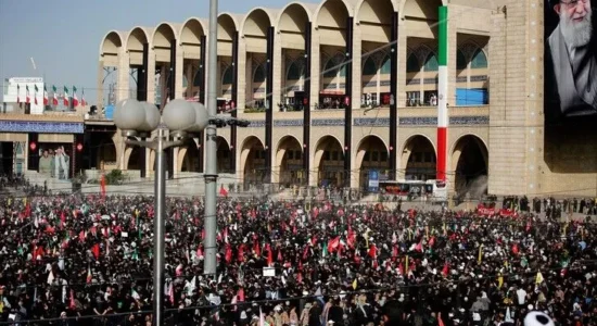 Mijëra njerëz mblidhen në Iran me fillimin e riteve mortore njëjavore për udhëheqësin suprem të vrarë Khamenei