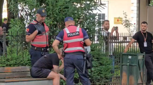 Tensione para Parlamentit, shoqërohen 5 persona, policia përdor spraj djegës