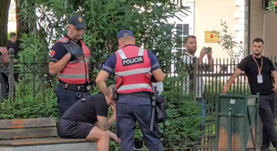 Tensione para Parlamentit, shoqërohen 5 persona, policia përdor spraj djegës