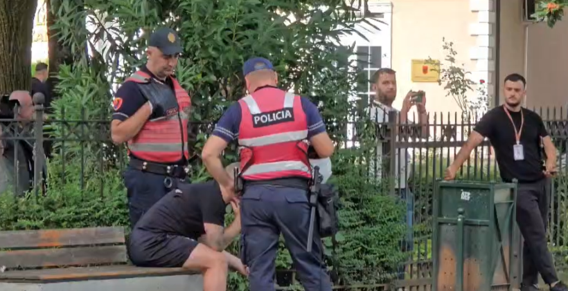 Tensione para Parlamentit, shoqërohen 5 persona, policia përdor spraj djegës
