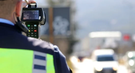 Voziti 168 km/h në rrugën Tetovë – Gostivar, ndalohet shoferi nga Shkupi