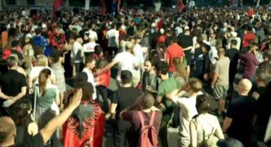 Dita e 33-të e tubimit në Tiranë, protestuesit dolën me komunikatë pas sulmit me vezë ndaj deputetëve