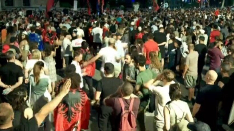 Dita e 33-të e tubimit në Tiranë, protestuesit dolën me komunikatë pas sulmit me vezë ndaj deputetëve
