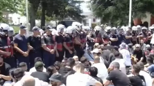 20 protestues shoqërohen nga policia pas tensioneve te Parlamenti, 9 efektivë përfundojnë në spital