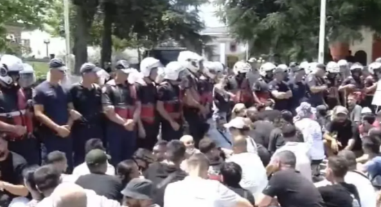 20 protestues shoqërohen nga policia pas tensioneve te Parlamenti, 9 efektivë përfundojnë në spital