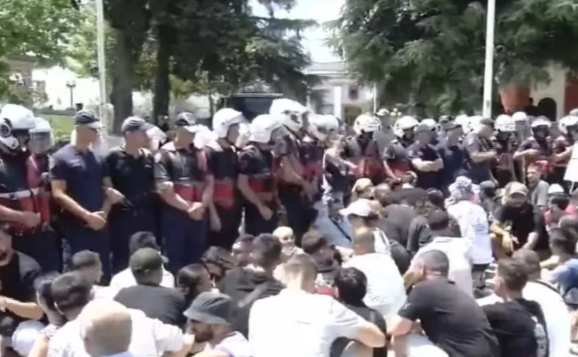 20 protestues shoqërohen nga policia pas tensioneve te Parlamenti, 9 efektivë përfundojnë në spital