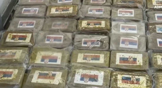 Italia kap rreth 800 kilogramë kokainë, shumica e paketimeve ishin me flamur të Serbisë