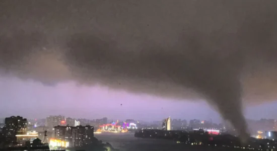 Kina evakuon mbi 600 mijë banorë, tajfuni Bavi po i afrohet qytetit me 10 milionë banorë