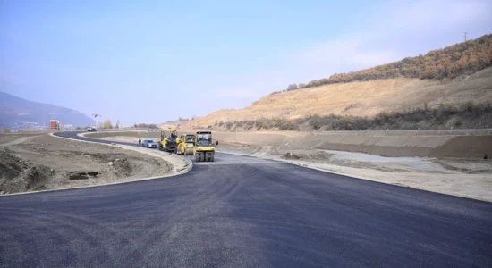 (VIDEO) Lëvdata dhe akuza nga partitë për autostradën Shkup – Bllacë