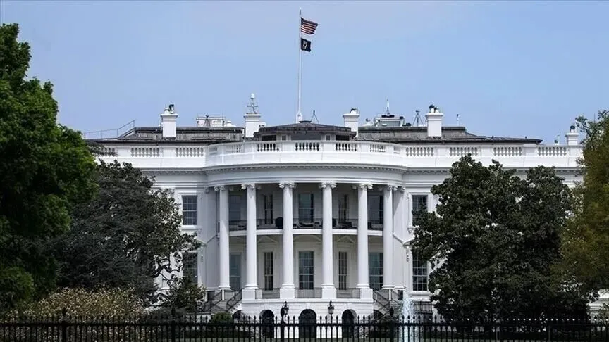 trump-urdheron-vendosjen-e-tabelave-paralajmeruese-jashte-muzeut-kombetar-te-historise-amerikane-smithsonian
