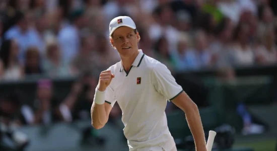 Jannik Sinner mbron fronin në Wimbledon, mposht Zverevin në një finale spektakolare
