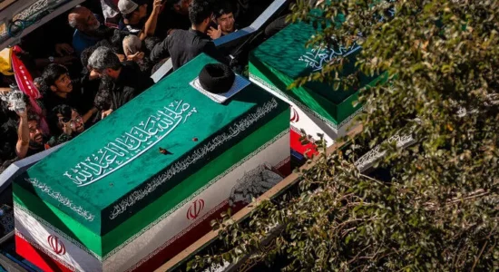 Lideri suprem i ndjerë i Iranit, Ali Khamenei, varroset në Mashhad
