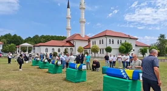 Bosnjë e Hercegovinë, falet namazi i xhenazes për pesë viktimat e vrara në vitin 1992
