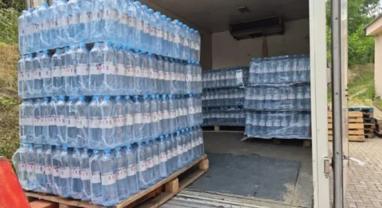 Qeveria siguron 50 mijë litra ujë të pijshëm falas në ditë për qytetarët e Gostivarit