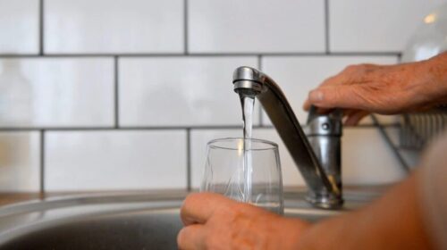 ISHP nxjerr rekomandime për Gostivarin: Uji i ujësjellësit nuk bën të pihet as pas vlimit, të përdoret uji i paketuar