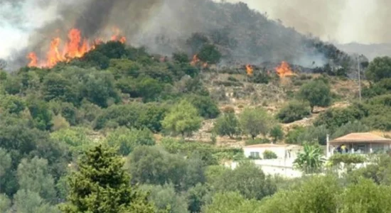Zjarr në terren të paarritshëm në Vallandovë, autoritetet dyshojnë për dorë njeriu