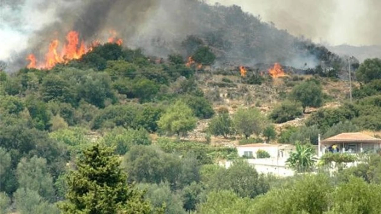 Zjarr në terren të paarritshëm në Vallandovë, autoritetet dyshojnë për dorë njeriu