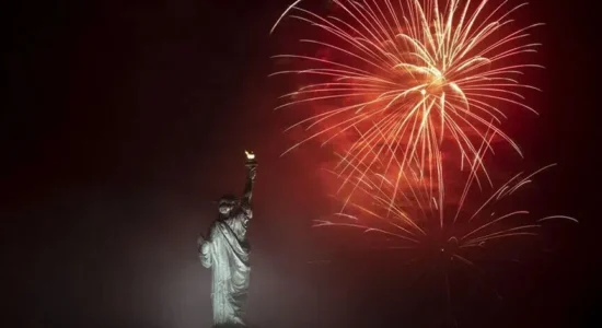 Zjarre në Urën e Brooklynit në New York gjatë shfaqjes së fishekzjarreve për Ditën e Pavarësisë së SHBA-së