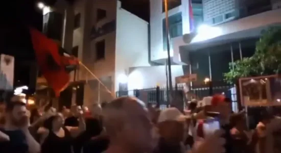 Protestuesit në Tiranë me brohoritje kundër Zelenskyyt pranë ambasadave të Ukrainës dhe Serbisë