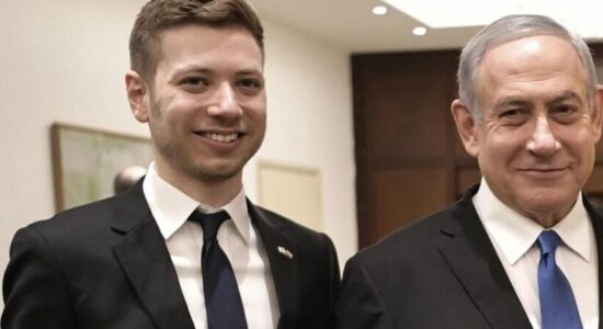 Evakuohet urgjentisht djali i Netanyahut nga SHBA-ja dhe kthehet në Izrael, pretendohet se është kërcënuar për jetën