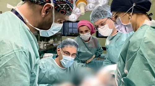 Klinika për kirurgji plastike: Trajtim rekonstruktiv në etapa i të lënduarve në zjarrin në Koçan, u krye një operacion kompleks te një i lënduar rëndë