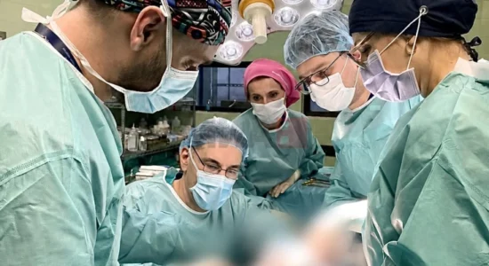 Klinika për kirurgji plastike: Trajtim rekonstruktiv në etapa i të lënduarve në zjarrin në Koçan, u krye një operacion kompleks te një i lënduar rëndë