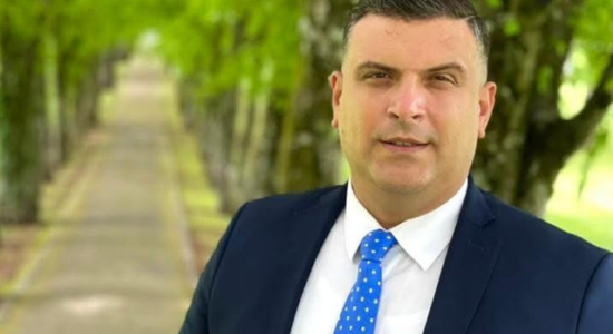 Incidenti me Himnin në Pustec, Tedi Blushi reagon ndaj qëndrimit të Ramës: Duhet trajtuar me seriozitet dhe jo me tallje e përçmim ndaj një komuniteti të tërë