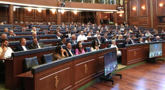 Ngërçi politik vazhdon, por sinjalet për marrëveshje LVV-LDK po shtohen
