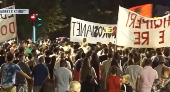 Dita e 89-të e protestës në Tiranë: “Ju erdhi fundi!”, kërkohet arrestimi i Ramës dhe Ballukut