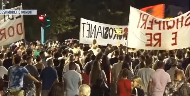 Dita e 89-të e protestës në Tiranë: “Ju erdhi fundi!”, kërkohet arrestimi i Ramës dhe Ballukut