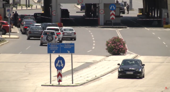 (VIDEO) Pritje rreth 30 minuta për të dalë drejt Greqisë