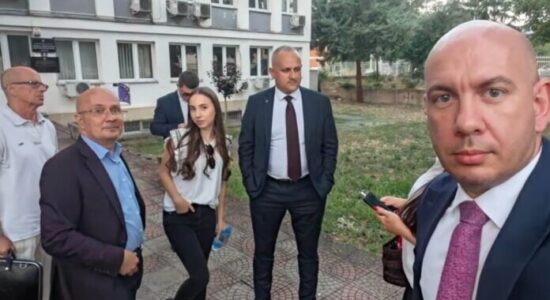 Dy deputetë bullgarë me ndalesë për hyrje u shfaqën në një seancë gjyqësore në Koçan