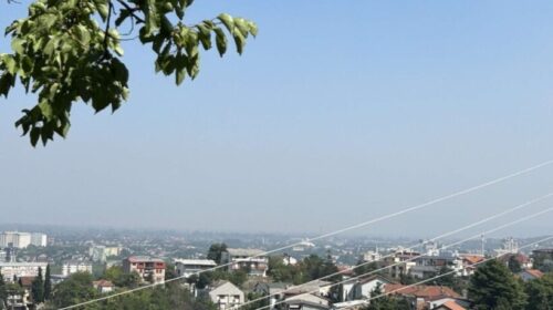 Tymi përfshin Shkupin, rritet ndotja e ajrit – zjarri në Kitkë vijon të jetë aktiv