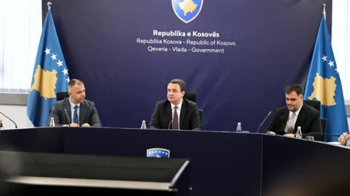 Kurti pret përfaqësuesit shqiptarë nga Lugina: Serbia duhet të japë përgjigje për bllokimin e mbi 2 milionë eurove