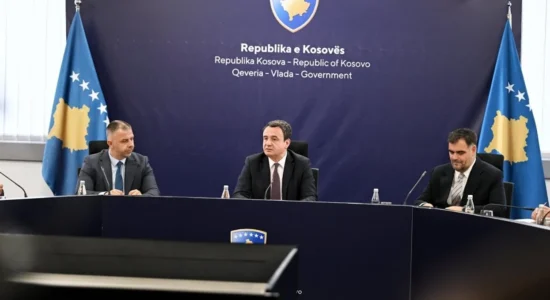 Kurti pret përfaqësuesit shqiptarë nga Lugina: Serbia duhet të japë përgjigje për bllokimin e mbi 2 milionë eurove