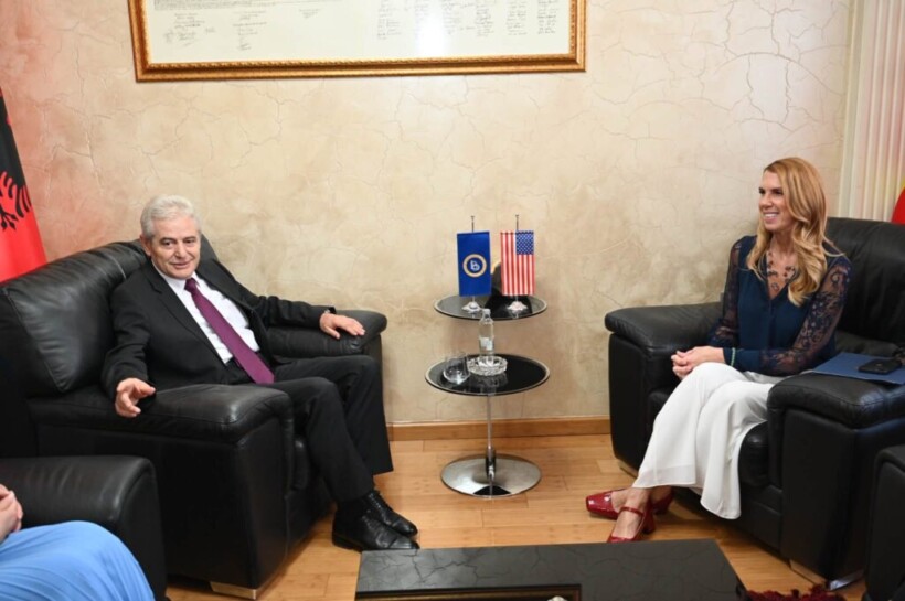 Ali Ahmeti mirëpret ambasadoren e SHBA-së, Nicole Varnes, në selinë e BDI-së në Reçicë