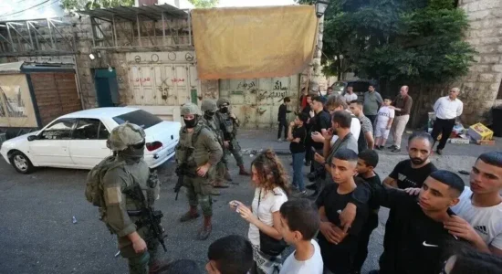 Okupuesit izraelitë vazhdojnë të rrethojnë familjet palestineze në Qusra në ditën e 9-të